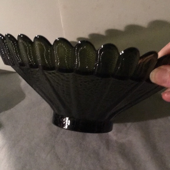 Avocado green fluted serving bowl - Picture 2 of 3